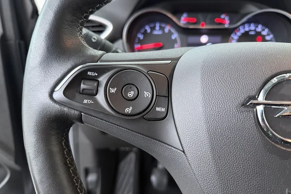 Opel Crossland (2022) — foto 8 van 17