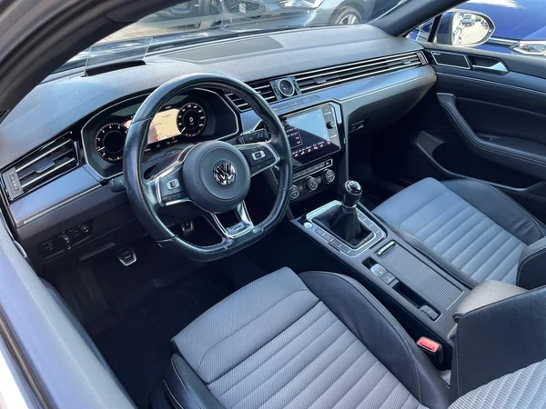 VOLKSWAGEN Passat (2018) — foto 21 van 22