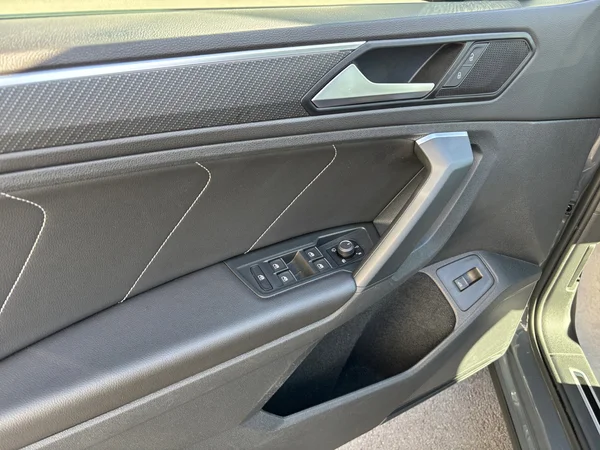VOLKSWAGEN Tiguan (2020) — foto 5 van 22