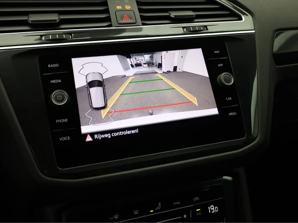 VOLKSWAGEN Tiguan (2021) — foto 14 van 21