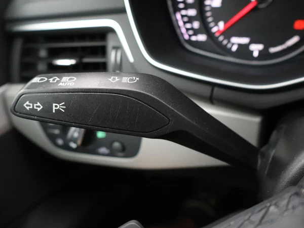 AUDI A4 (2022) — foto 4 van 28