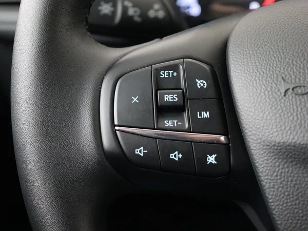 FORD Kuga (2024) — foto 9 van 28