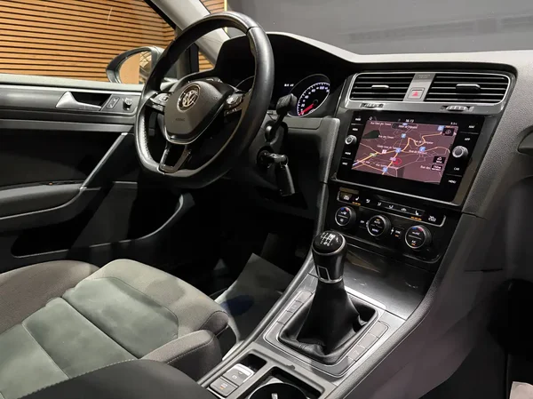 Volkswagen Golf (2018) — foto 9 van 25