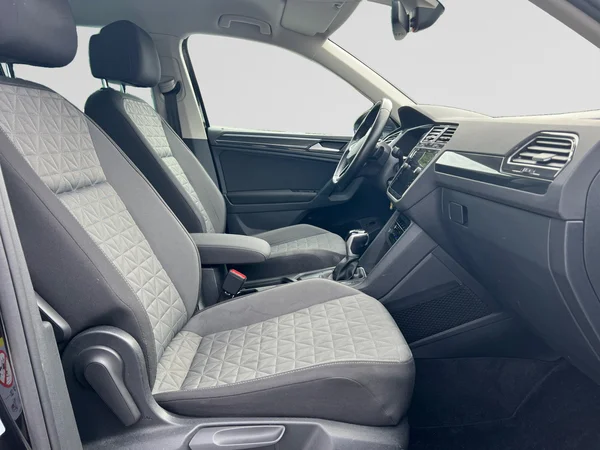 VOLKSWAGEN Tiguan (2021) — foto 3 van 17