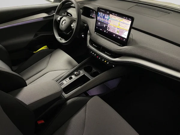 SKODA Enyaq (2024) — foto 9 van 15