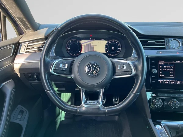 VOLKSWAGEN Passat (2018) — foto 22 van 22