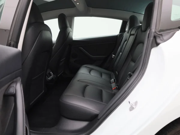 Tesla Model 3 (2023) — foto 2 van 40