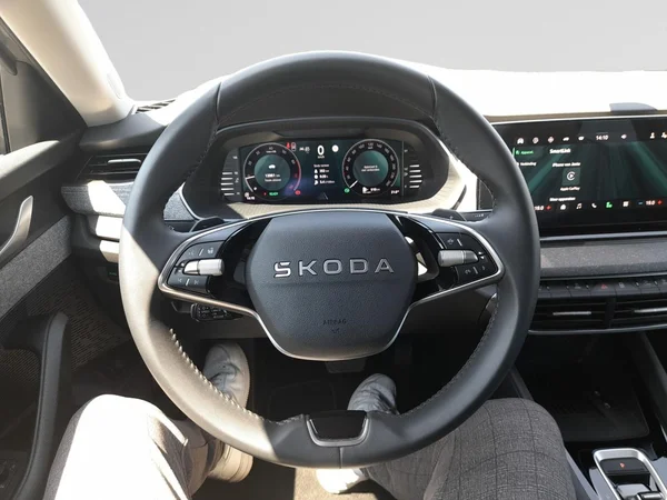SKODA Octavia Combi (2025) — foto 8 van 23