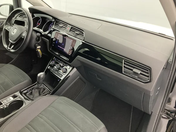 VOLKSWAGEN Touran (2020) — foto 27 van 31