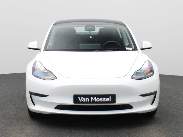 Tesla Model 3 (2023) — foto 23 van 40
