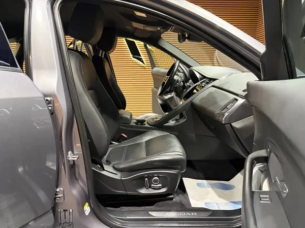 Jaguar E-Pace (2021) — foto 11 van 26