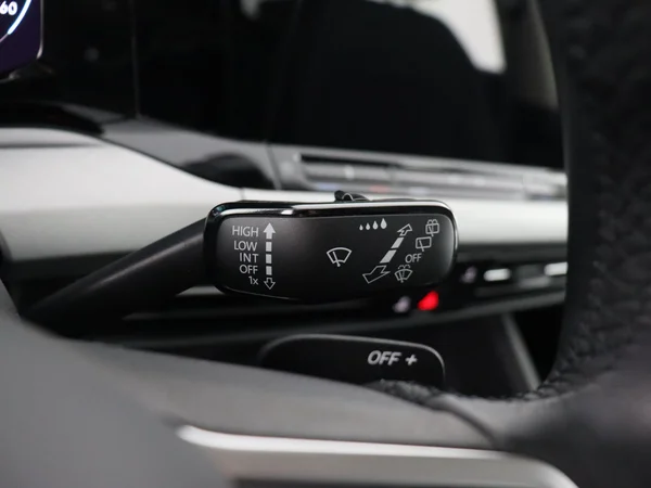 VOLKSWAGEN Golf (2024) — foto 15 van 28