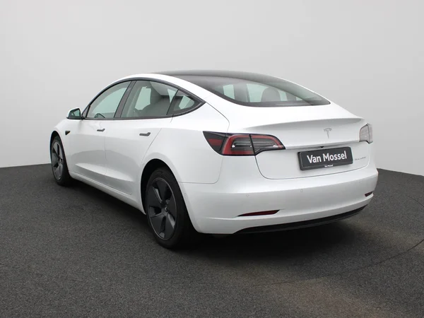 Tesla Model 3 (2022) — foto 12 van 40