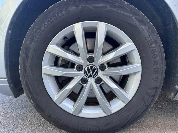 VOLKSWAGEN Passat SW (2024) — foto 5 van 13
