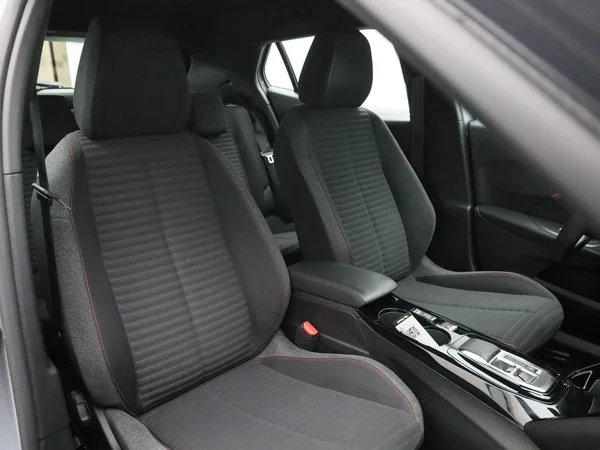 Peugeot e-2008 (2023) — foto 30 van 43