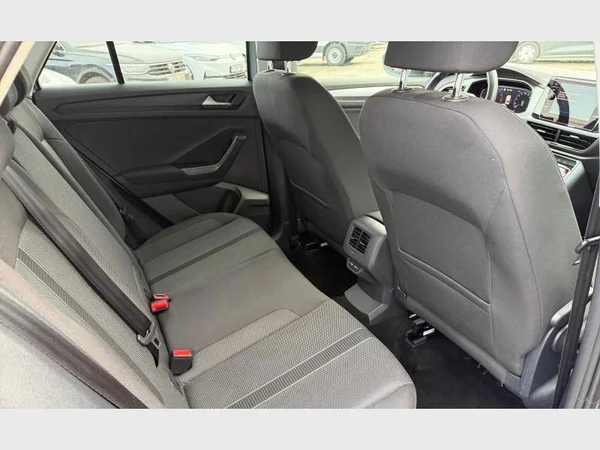 Volkswagen T-Roc (2022) — foto 14 van 24