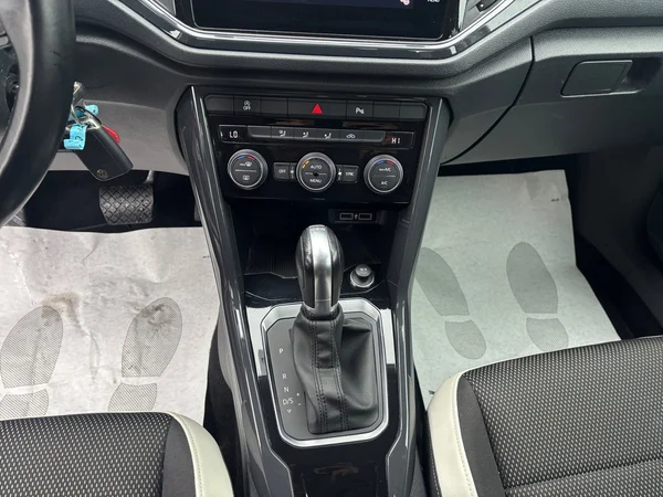 VOLKSWAGEN T-Roc (2018) — foto 3 van 18