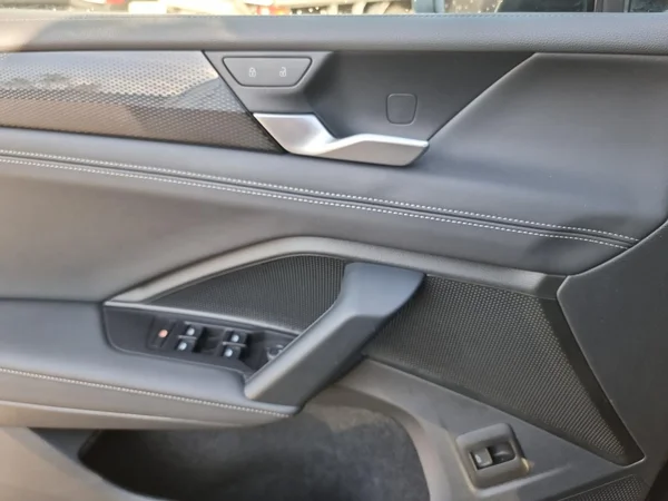 VOLKSWAGEN Tiguan (2024) — foto 8 van 23