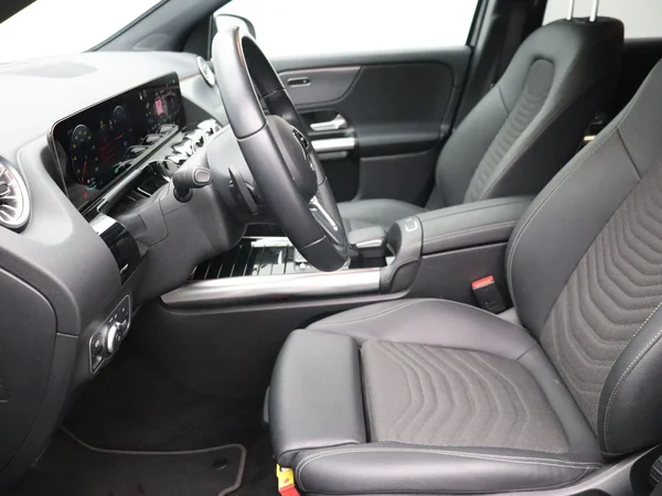 Mercedes-Benz EQA (2023) — foto 9 van 25