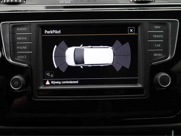 VOLKSWAGEN Touran (2017) — foto 13 van 23