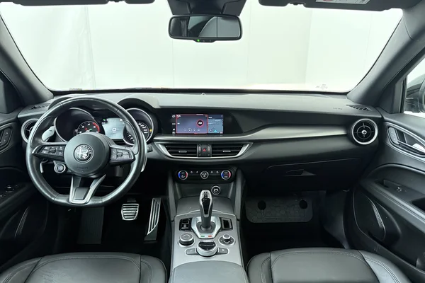 Alfa Romeo Stelvio (2022) — foto 18 van 18
