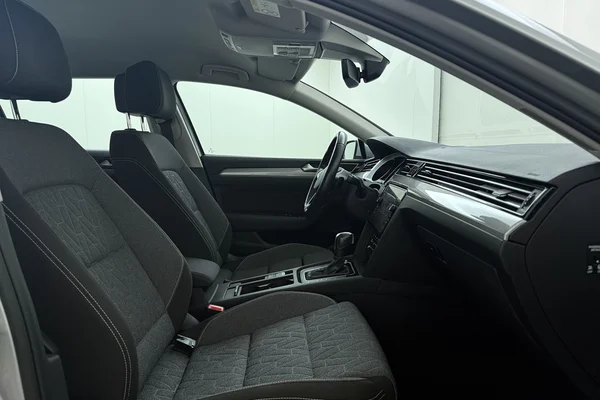 Volkswagen Passat SW (2023) — foto 15 van 17