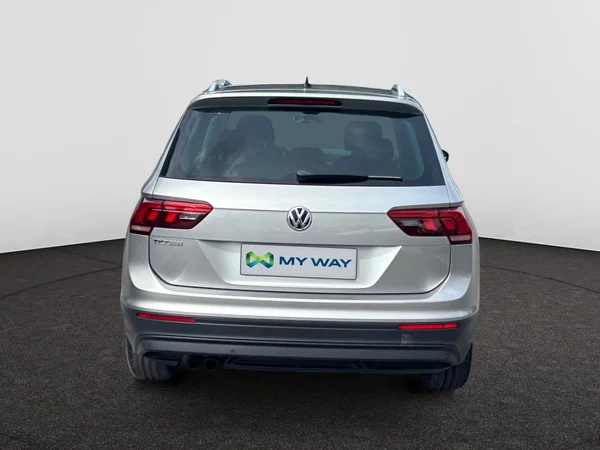 VOLKSWAGEN Tiguan (2018) — foto 13 van 16