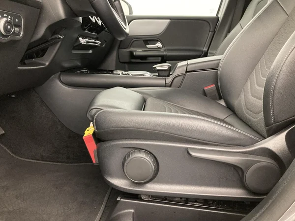 MERCEDES-BENZ GLB 180 (2022) — foto 24 van 36