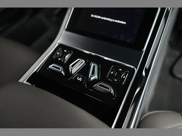 AUDI A8 Long PHEV (2024) — foto 40 van 53