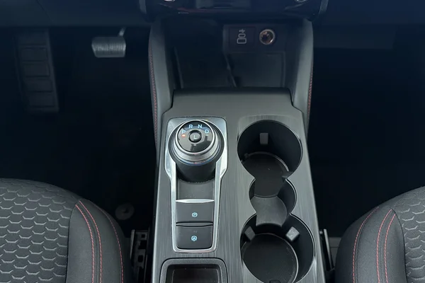 Ford Kuga FHEV (2025) — foto 4 van 22