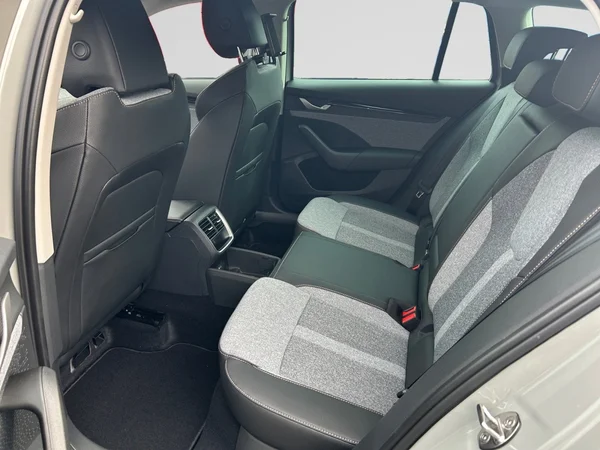 SKODA Octavia Combi (2025) — foto 8 van 11