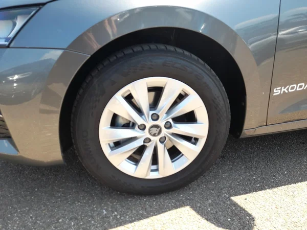 SKODA Octavia Combi (2025) — foto 2 van 23