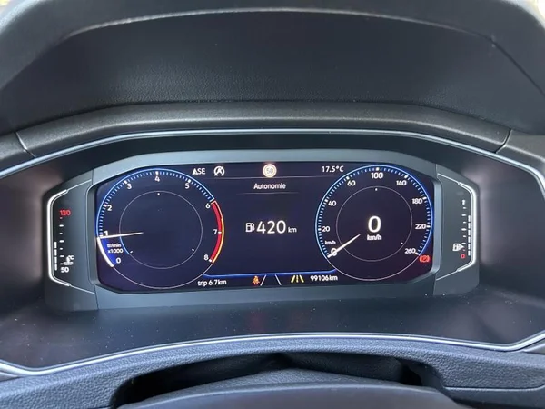 VOLKSWAGEN T-Roc (2018) — foto 8 van 34