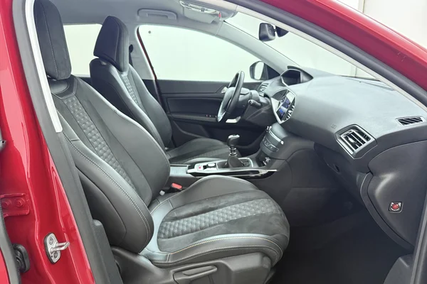 Peugeot 308 (2020) — foto 18 van 20