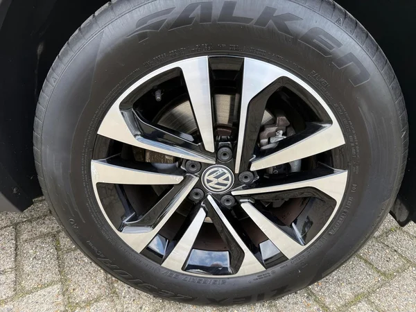 VOLKSWAGEN Tiguan (2020) — foto 17 van 24