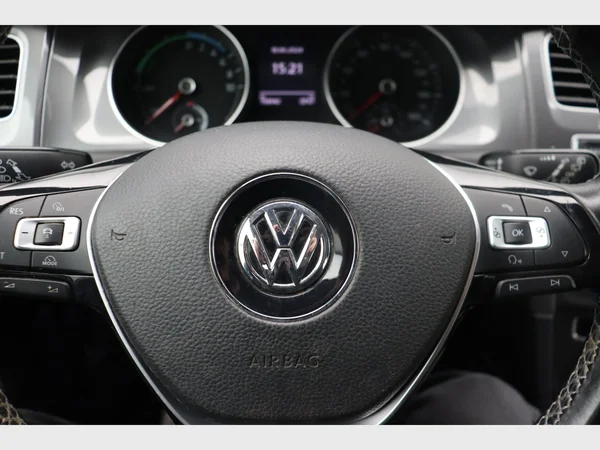 VOLKSWAGEN e-Golf (2016) — foto 9 van 24