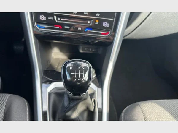 Volkswagen T-Roc (2022) — foto 13 van 29