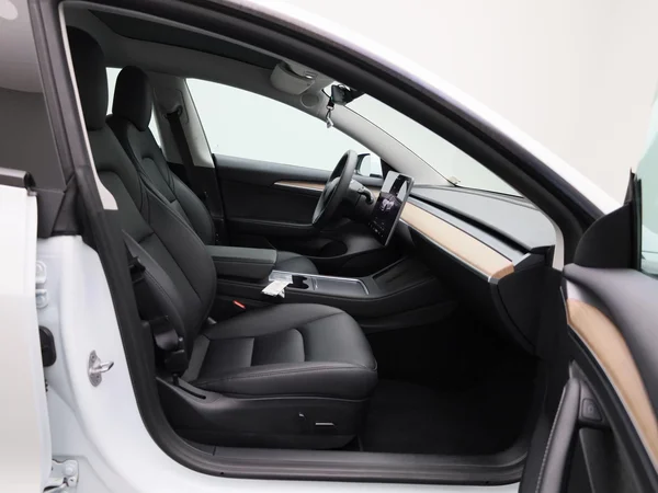 Tesla Model 3 (2023) — foto 32 van 42
