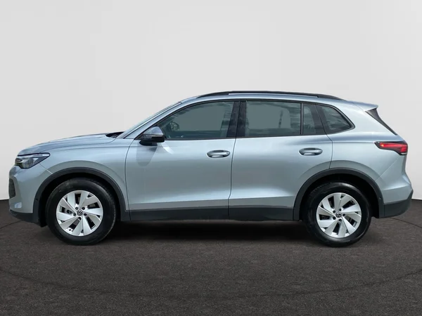 VOLKSWAGEN Tiguan (2024) — foto 9 van 16