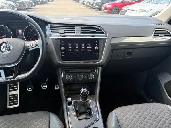 VOLKSWAGEN Tiguan (2019) — foto 10 van 24