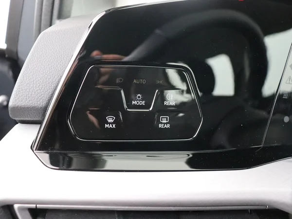 VOLKSWAGEN Golf (2024) — foto 14 van 24
