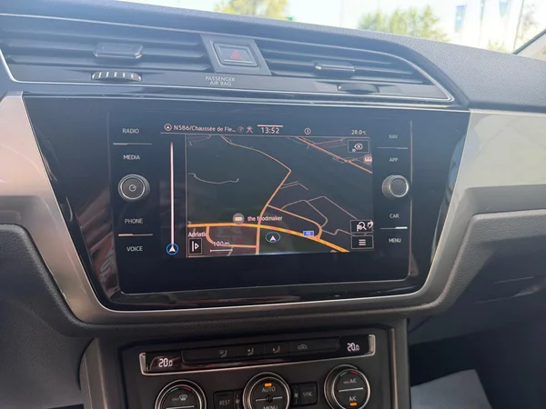 VOLKSWAGEN Touran (2021) — foto 14 van 21