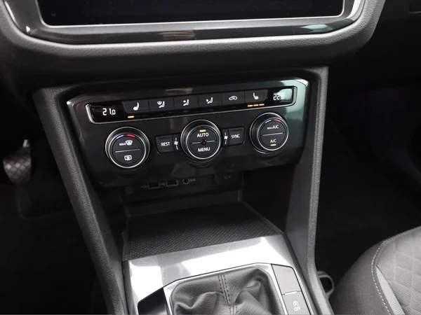 VOLKSWAGEN Tiguan (2018) — foto 6 van 20