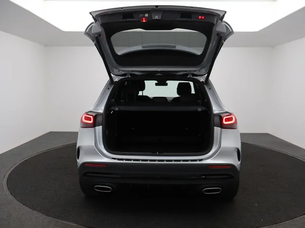 Mercedes-Benz GLA (2022) — foto 7 van 29