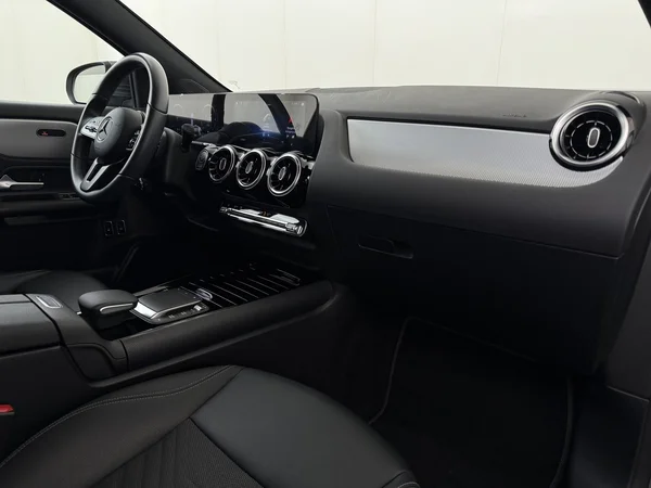 MERCEDES GLA 250 (2022) — foto 3 van 34