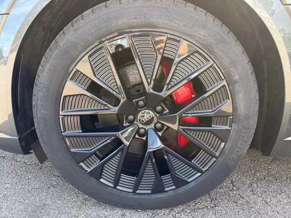 AUDI Q8 e-tron Sportback (2025) — foto 19 van 26