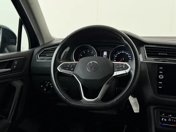 VOLKSWAGEN Tiguan (2022) — foto 14 van 28