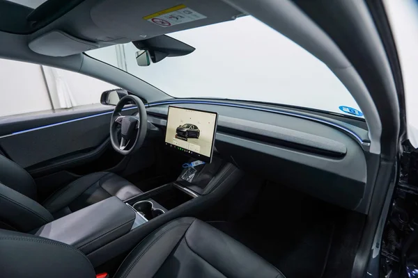 Tesla Model 3 (2024) — foto 18 van 40