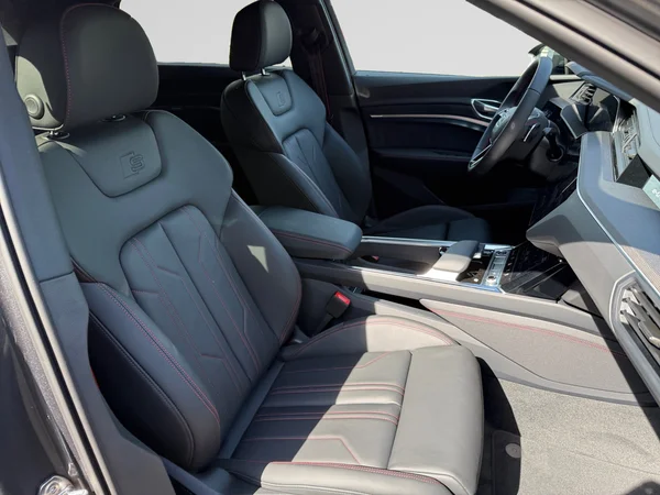 AUDI Q8 e-tron Sportback (2025) — foto 25 van 26