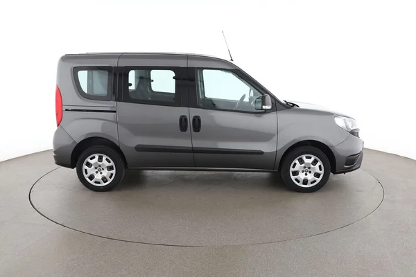 Fiat Doblo (2018) — foto 13 van 16
